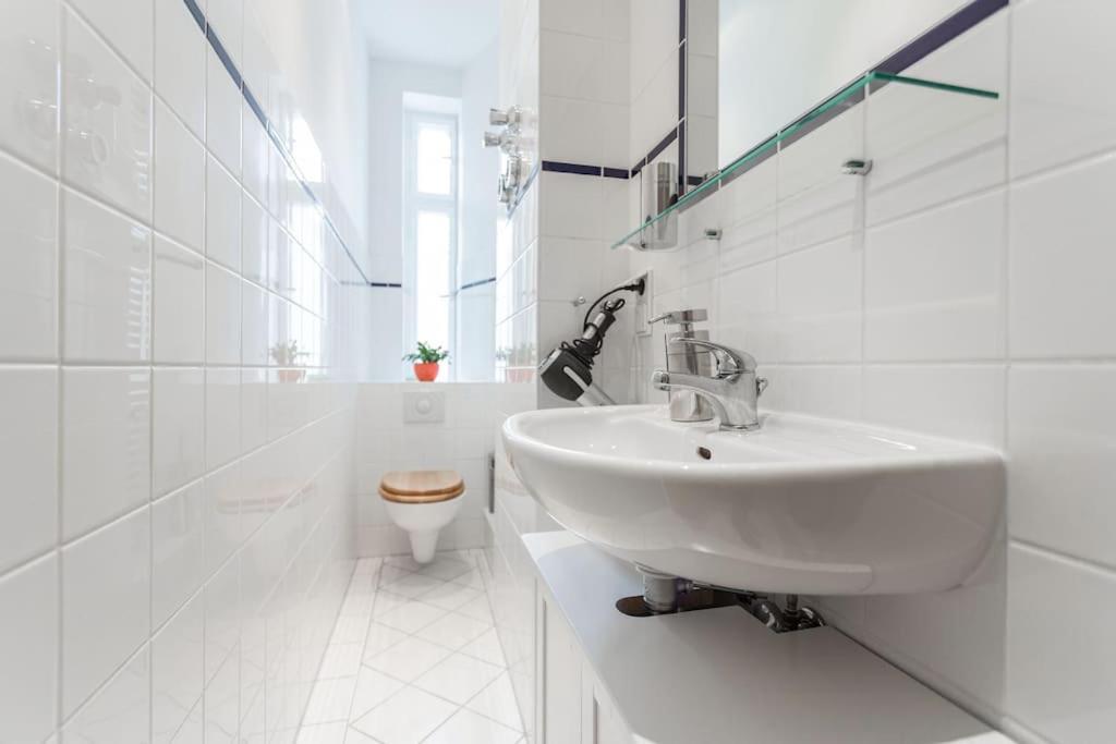 Zentrale Altbauwohnung Im Helmholtzkiez Berlin Exterior foto